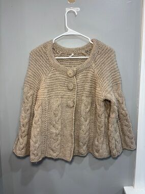 smitten wool/alpaca blend 3 button open bottom cropped tan cable knit cardigan M